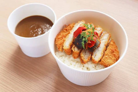 カツカレー(ペットボトルのお茶1本付き)/1,000円