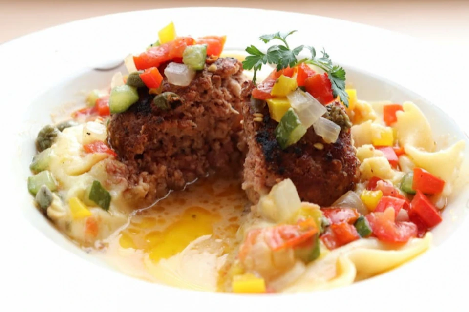 【テレビで紹介されました】夏限定ランチ「肉厚ハンバーグ~酸味を効かせた夏野菜ソース~」を好評販売中!の画像